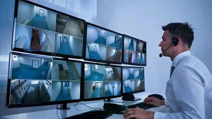 TV cũ có thể được tận dụng thành màn hình giám sát chuyên dụng, cung cấp góc nhìn lớn và rõ ràng về những gì đang diễn ra xung quanh nhà theo thời gian thực