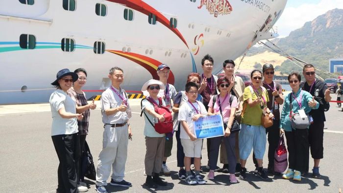 Tàu du lịch biển quốc tế Adora Magic City đưa khách du lịch cập Cảng quốc tế Cam Ranh
