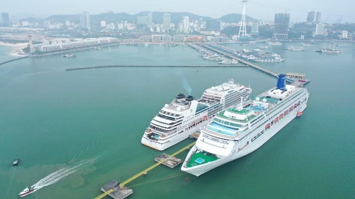 Tàu Seabourn Encore và Piano Land cập bến tại Hạ Long