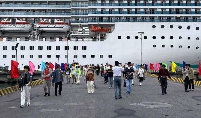 Du khách trên tàu Adora Mediterranea cập cảng Chân Mây