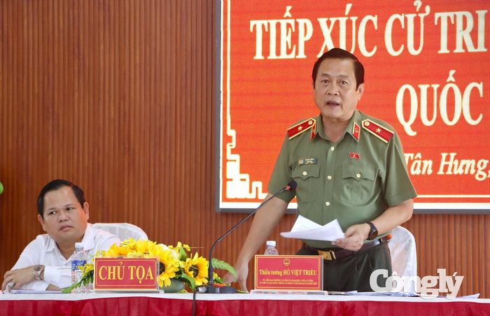 Thiếu tướng Hồ Việt Triều tiếp thu những kiến nghị của bà con cử tri và giải đáp những nội dung theo thẩm quyền