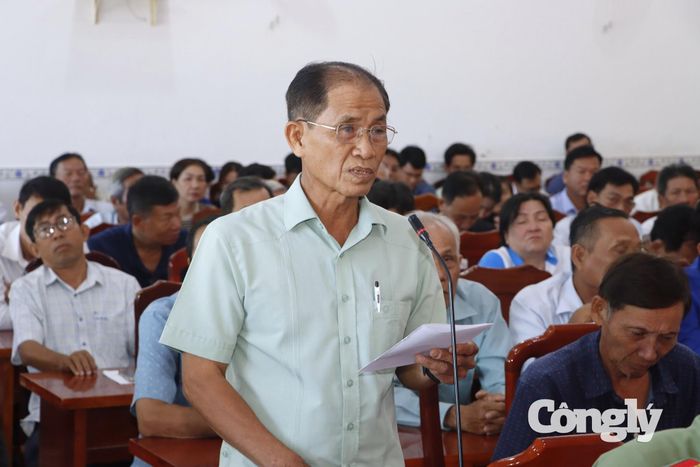 Bà con cử tri nêu lên những kiến nghị liên quan đến hạ tầng giao thông nông thôn và tình trạng giá điện tăng cao hiện nay