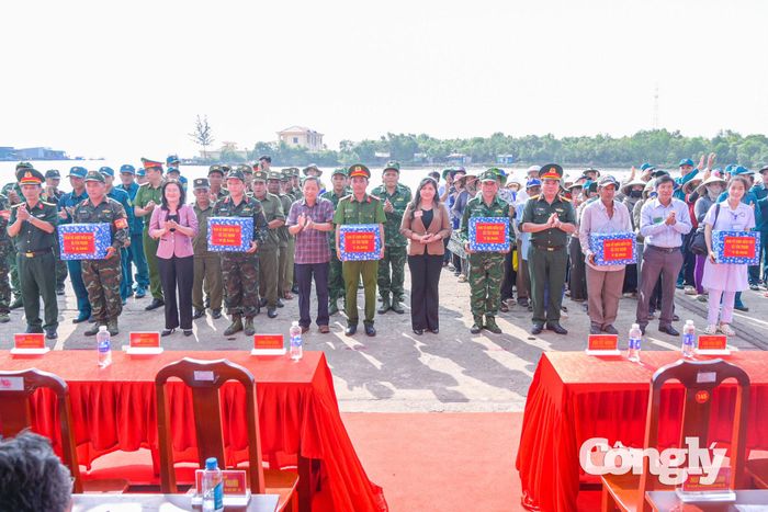 Ban Chỉ đạo diễn tập trao tặng quà cho các đơn vị tham gia diễn tập