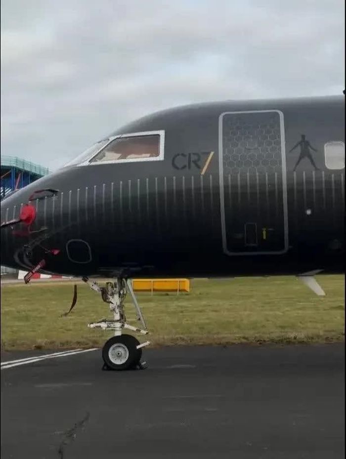 Chiếc máy bay có logo riêng của CR7 ở bên hông. Nguồn ảnh: X @manairport
