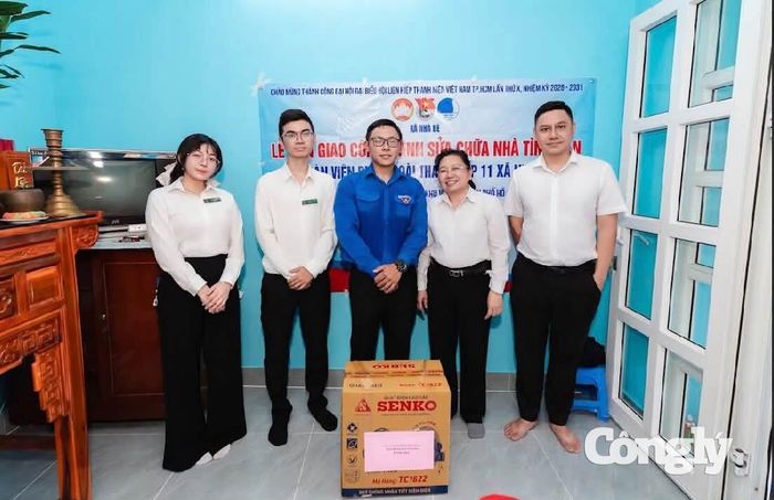 Đồng chí Trương Như Thủy, Phó Chánh án TAND khu vực 6 cùng đại diện cán bộ, công chức, đoàn viên thanh niên của đơn vị đã trao kinh phí hỗ trợ và những phần quà thiết thực đến gia đình.