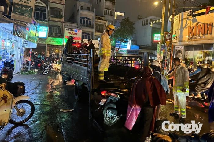 CSGT TP.HCM kịp thời hỗ trợ các phương tiện gặp sự cố.