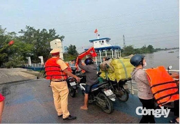 CSGT TP.HCM tăng cường tuần tra, kiểm soát tại các bến khách ngang sông.