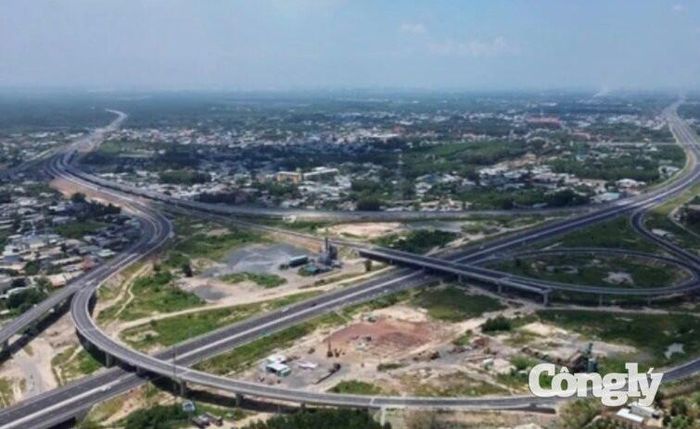 Từ cao tốc Bến Lức - Long Thành, các phương tiện từ miền Tây Nam bộ có thể đi thẳng đến Quốc lộ 51 của TP. Đồng Nai.