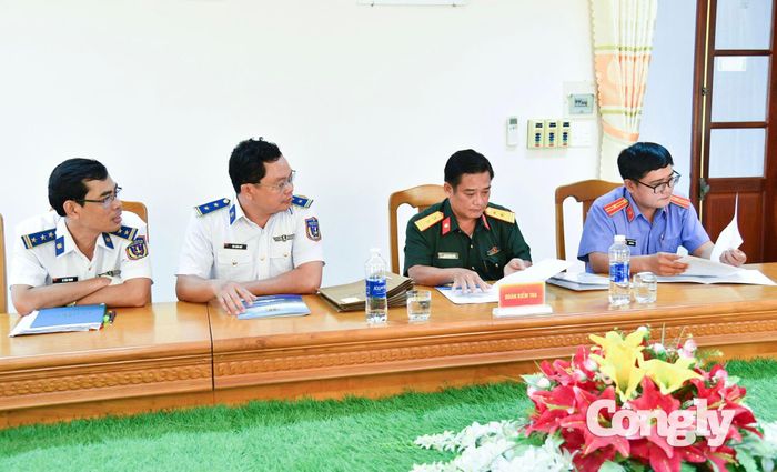 Đoàn công tác kiểm tra hồ sơ, tài liệu, sổ sách liên quan