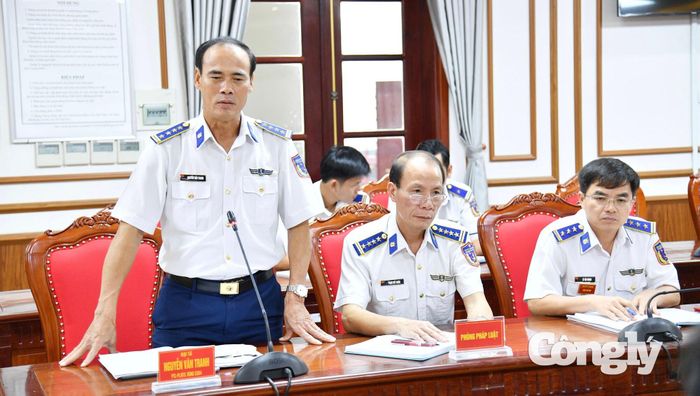 Đại tá Nguyễn Văn Tranh - Phó Tư lệnh Pháp luật Bộ Tư lệnh Vùng Cảnh sát biển 4 phát biểu tại hội nghị