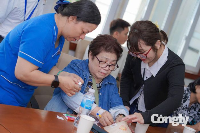 Bệnh nhân cao tuổi trải nghiệm các hoạt động ngay tại bệnh viện.