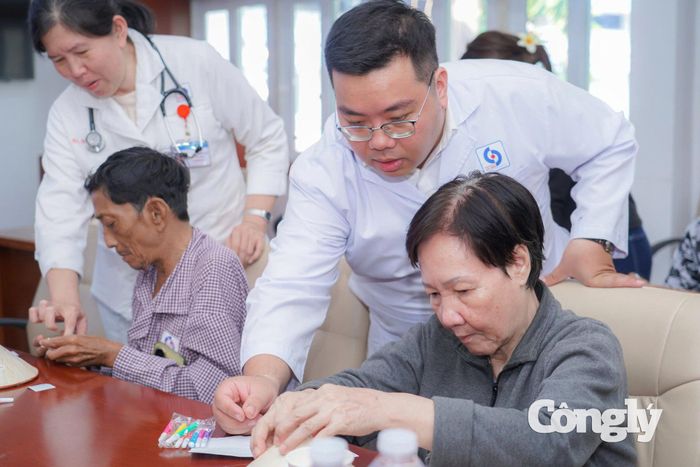 Các bác sĩ tham gia hoạt động vui chơi cùng người cao tuổi.