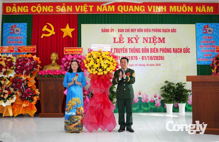 Bà Nguyễn Chúc Ly, Chủ tịch UBND xã Phan Ngọc Hiển tặng tặng hoa chúc mừng Đồn Biên phòng Rạch Gốc.