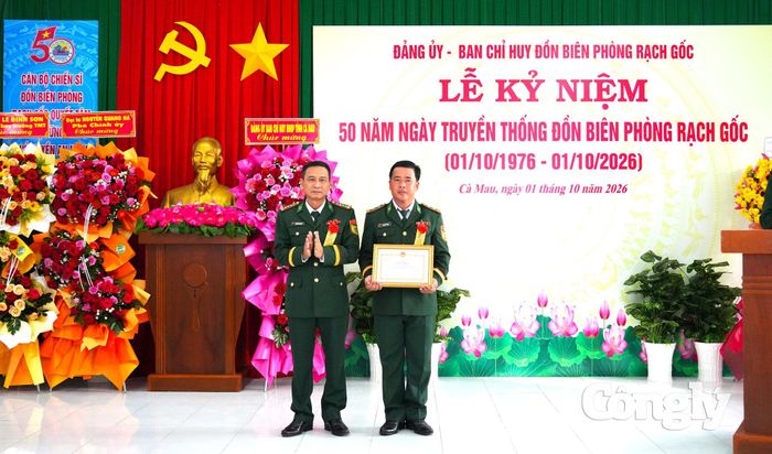 Đại tá Nguyễn Quang Hà, Phó Chính ủy BĐBP tỉnh tặng giấy khen của Ban Chỉ huy BĐBP tỉnh cho tập thể đồn Biên phòng Rạch Gốc