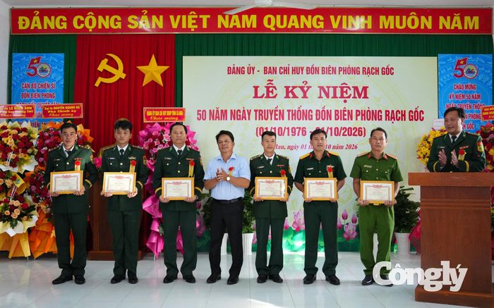 Ông Tiết Minh Khởi, Phó Chủ tịch UBND xã Phan Ngọc Hiển tặng giấy khen cho các cá nhân