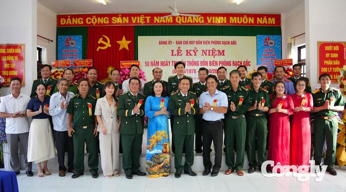 Đại biểu tham dự buổi lễ chụp ảnh lưu niệm cùng đơn vị nhân dịp 50 năm Ngày truyền thống