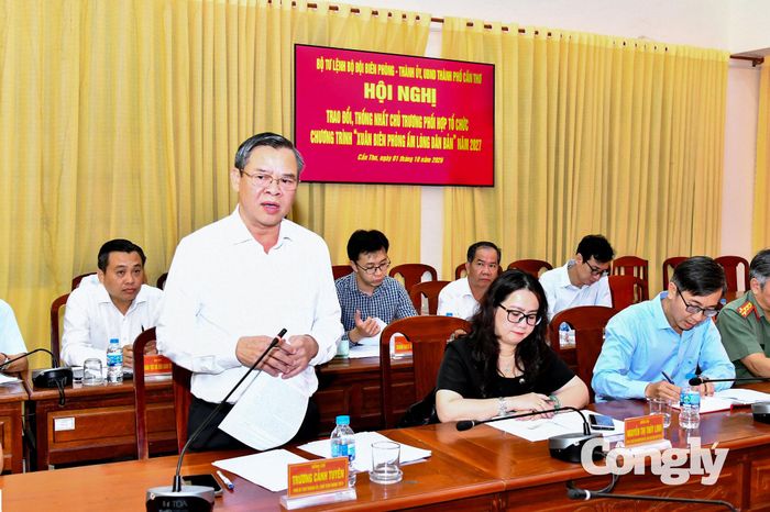 Ông Trương Cảnh Tuyên, Chủ tịch Ủy ban nhân dân thành phố Cần Thơ phát biểu tại hội nghị.