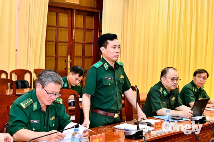 Thiếu tướng Vũ Quốc Ân, Phó Chính ủy Bộ đội Biên phòng phát biểu tại hội nghị.