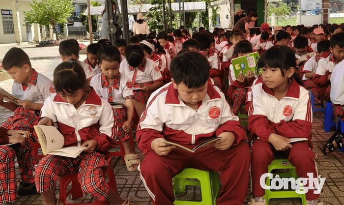 Các em học sinh tham gia hoạt động đọc sách, tìm hiểu kiến thức tại chương trình.