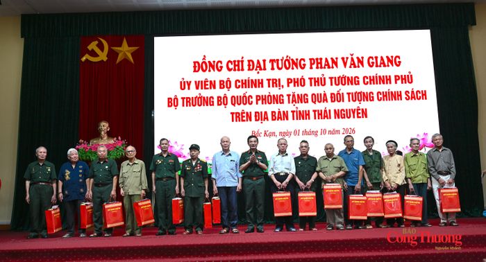 Phó Thủ tướng Chính phủ Phan Văn Giang trao 50 suất quà, mỗi suất trị giá 1,5 triệu đồng, tặng các đối tượng chính sách trên địa bàn tỉnh.