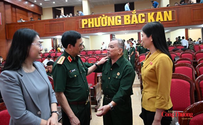 Phó Thủ tướng Chính phủ Phan Văn Giang trò chuyện cùng cử tri tại hội nghị. 