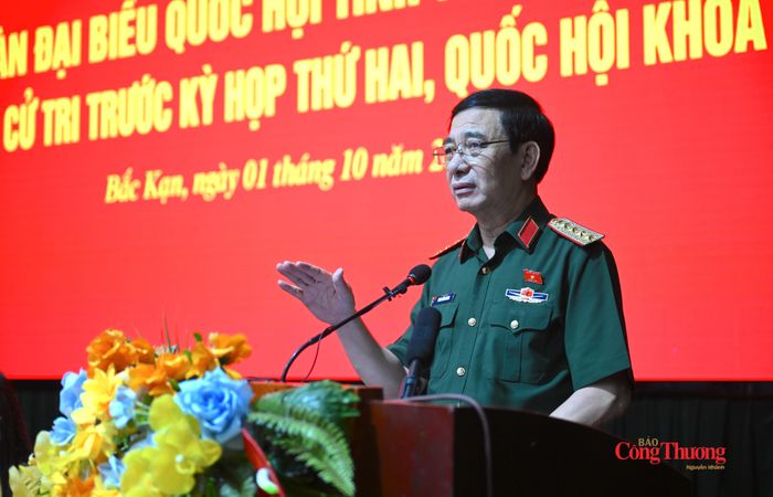 Đại tướng Phan Văn Giang, Ủy viên Bộ Chính trị, Phó Bí thư Quân ủy Trung ương, Phó Thủ tướng Chính phủ, Bộ trưởng Bộ Quốc phòng phát biểu tại Hội nghị tiếp xúc cử tri.