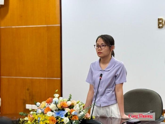 Bà Nguyễn Thị Phương Nhung - Chuyên viên chính Cục Quản lý đấu thầu, Bộ Tài chính phổ biến những điểm mới của Nghị định số 349/NĐ-CP.