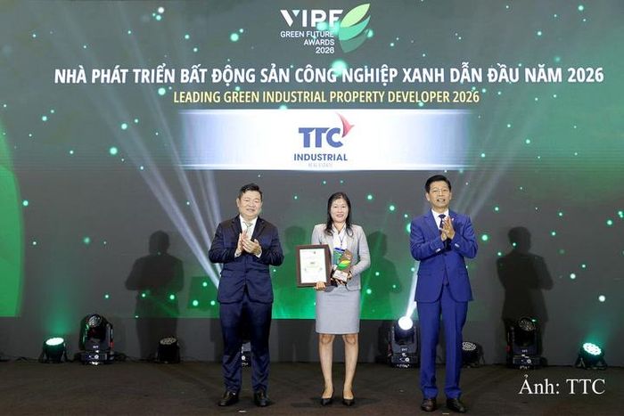 Bà Đinh Thị Ngọc Trang - Phó Tổng Giám đốc TTC IZ, đại diện doanh nghiệp nhận giải thưởng.