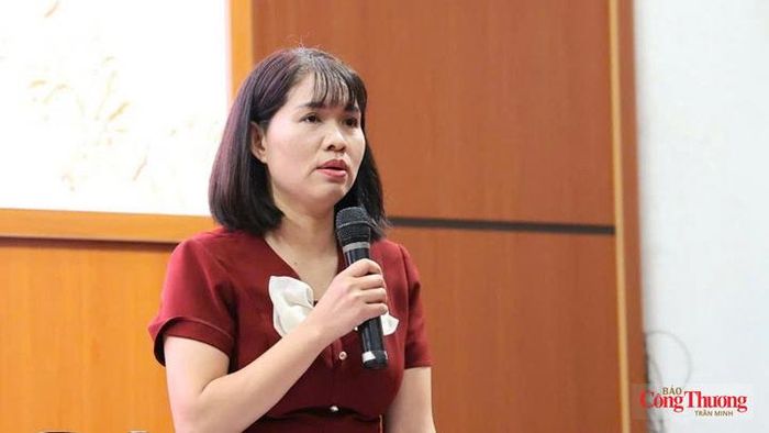 Bà Đinh Thị Thu Thủy - Phó Cục trưởng Cục An toàn thực phẩm, Bộ Y tế trao đổi tại cuộc họp báo. 
