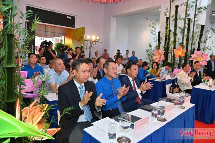 Các đại biểu tham dự buổi lễ khai mạc. Ảnh: Nam Nguyễn