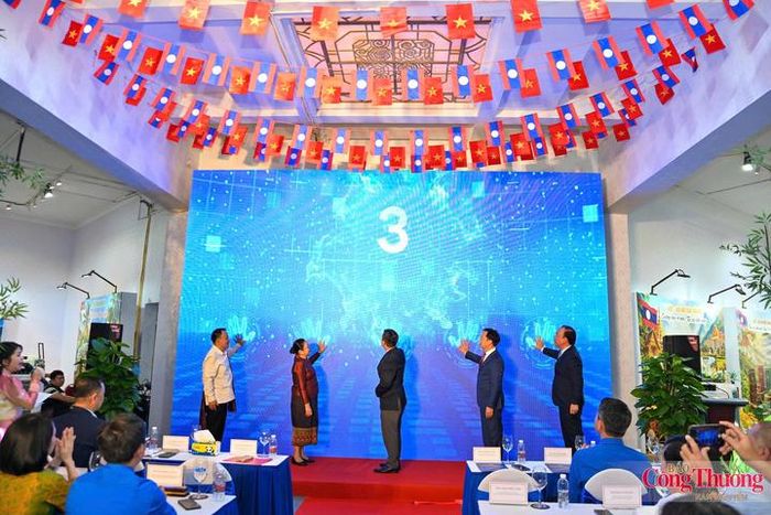 Các đại biểu thực hiện nghi thức khai mạc. Ảnh: Nam Nguyễn