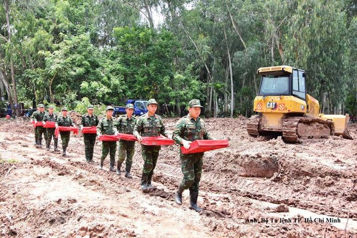 Trong ngày 01/10, lực lượng làm nhiệm vụ đã phát hiện, quy tập được 19 bộ hài cốt liệt sĩ tại Công viên Lê Thị Riêng
