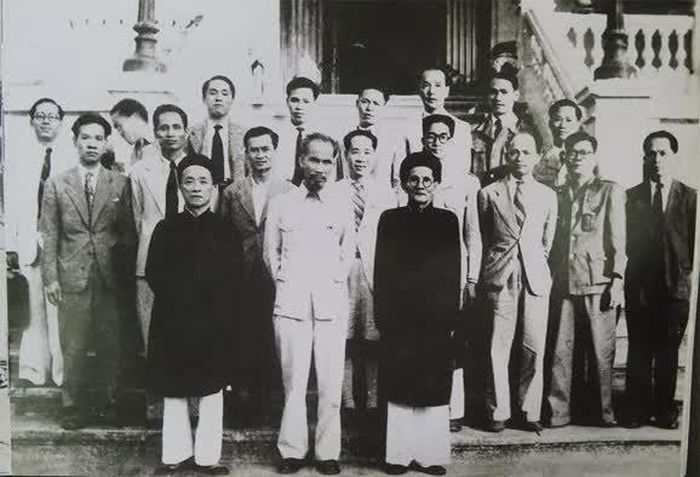 Chủ tịch Hồ Chí Minh và cụ Huỳnh Thúc Kháng (hàng đầu, thứ nhất từ phải sang) trong Chính phủ đầu tiên của nước Việt Nam dân chủ cộng hòa. Ảnh tư liệu.