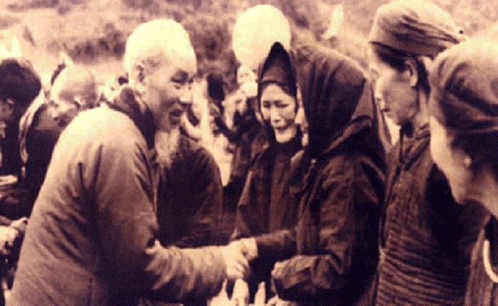 Bác Hồ bắt tay các cụ già khi về thăm Pác Bó, Xuân Tân Sửu (1961). Ảnh: Báo Nghệ An