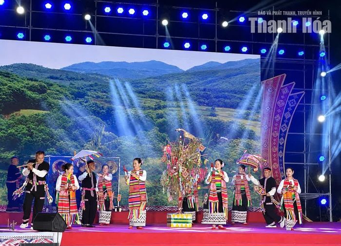 Tiết mục của xã Mường Lát tại phần thi diễn văn nghệ dân gian.