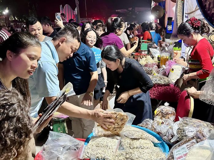 Các sản phẩm đặc sản địa phương thu hút sự quan tâm của du khách.