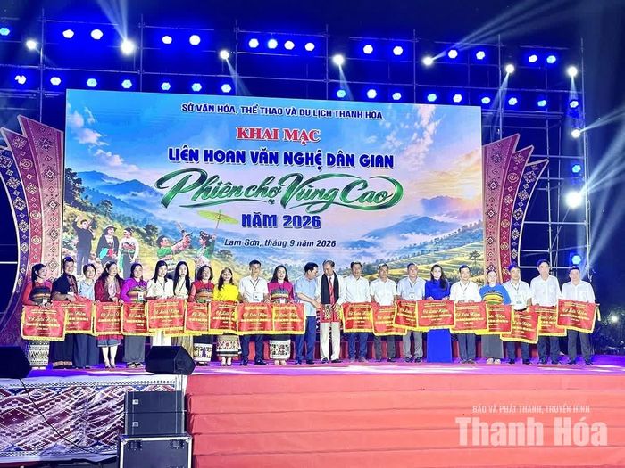 Ban Tổ chức tặng cờ lưu niệm cho các đoàn tham gia Liên hoan.
