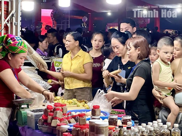 Đông đảo người dân, du khách tham quan, mua sắm tại Phiên chợ vùng cao.