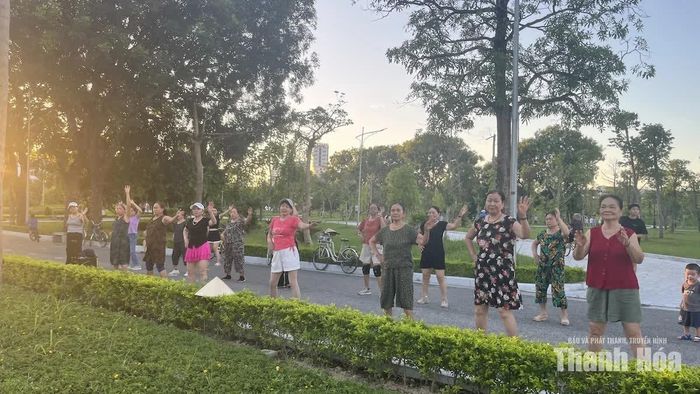 Mỗi ngày, CLB Mùa Xuân 2 đều dành thời gian tụ họp để rèn luyện sức khoẻ.