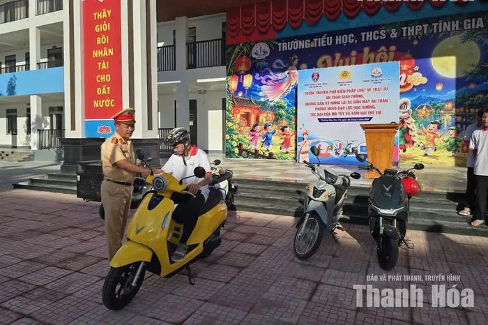 Hướng dẫn kỹ năng lái xe an toàn cho học sinh Trường THCS & THPT Tĩnh Gia, phường Đào Duy Từ.