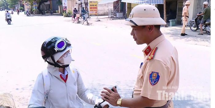 Tại các khu vực cổng trường và những tuyến đường có trường học, công tác tuần tra, kiểm soát được tăng cường. Những trường hợp học sinh vi phạm được lập biên bản, đồng thời thông báo cho nhà trường để phối hợp giáo dục, qua đó tăng tính răn đe và phòng ngừa vi phạm.