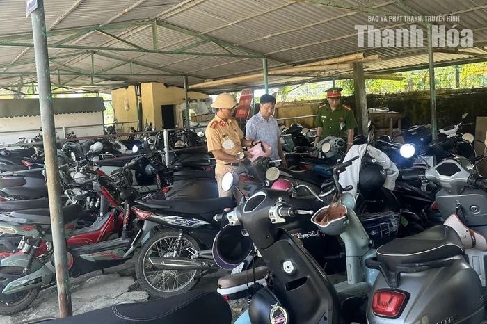 Lực lượng chức năng cũng tiến hành kiểm tra đột xuất khu vực nhà xe tại các trường học, kịp thời phát hiện, ngăn chặn và xử lý học sinh điều khiển phương tiện khi chưa đủ tuổi. (Trong ảnh: Phòng CSGT phối hợp với Công an xã Triệu Sơn kiểm tra khu vực nhà xe cho học sinh thuộc Trung tâm GDNN & GDTX Triệu Sơn).