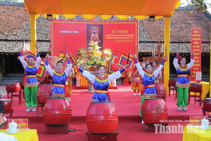 Màn trống hội khai mạc lễ kỷ niệm.