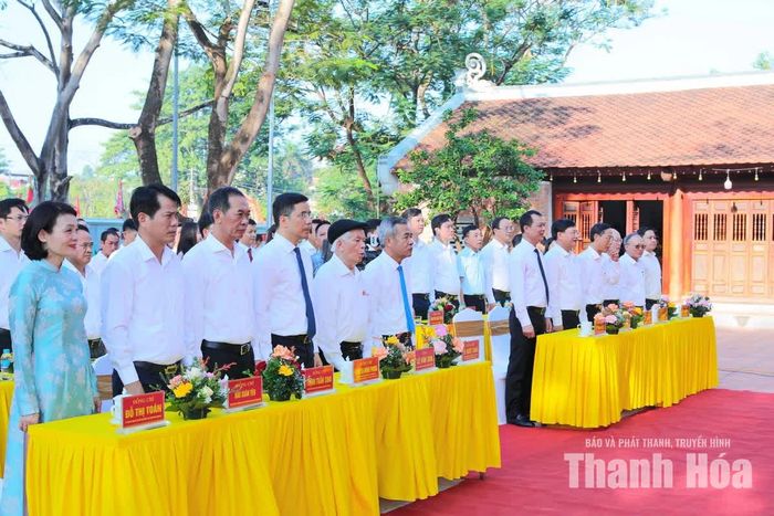 Các đồng chí lãnh đạo tỉnh dự lễ kỷ niệm.