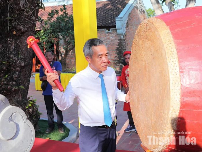 Bí thư Tỉnh ủy Lê Đức Thái đánh trống tại lễ kỷ niệm.