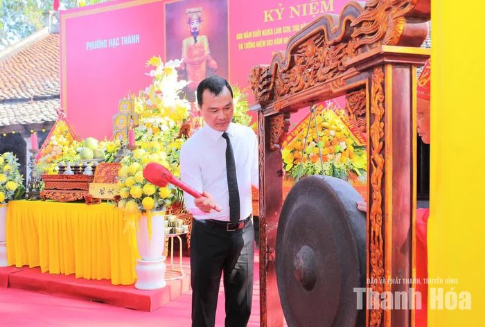 Chủ tịch UBND tỉnh Tô Anh Dũng đánh chiêng tại lễ kỷ niệm.