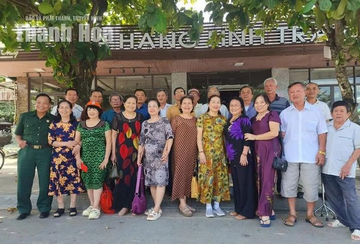 Gặp gỡ, trò chuyện cùng bạn bè giúp cuộc sống tuổi già thêm vui vẻ, gắn kết.