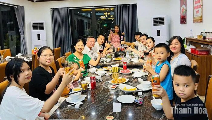 Những bữa cơm sum vầy luôn là niềm vui đặc biệt với người cao tuổi.