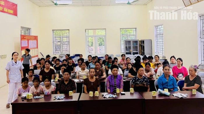 Một buổi truyền thông hướng dẫn về dinh dưỡng cho phụ nữ mang thai, bà mẹ nuôi con nhỏ dưới 5 tuổi và người chăm sóc trẻ tại xã Quang Chiểu.