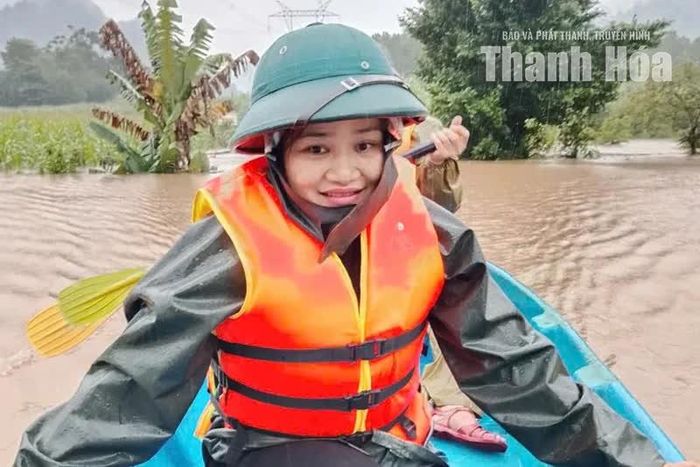 Nữ trưởng thôn Bùi Thị Yến trong đợt mưa lũ tháng 9/2026.